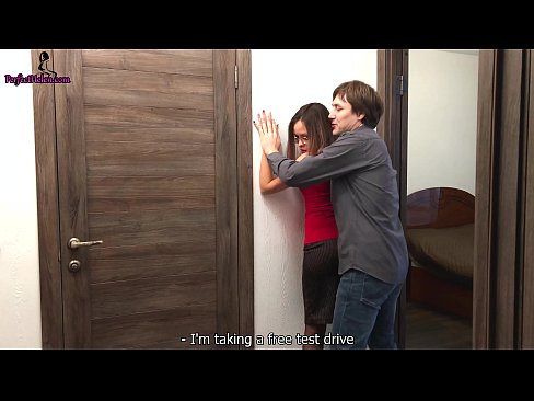 ❤️ Realtor Sexy Anashtua Pussy na Fucks Wakati Anauza Ghorofa Yake - Krempai Video ya ngono ☑